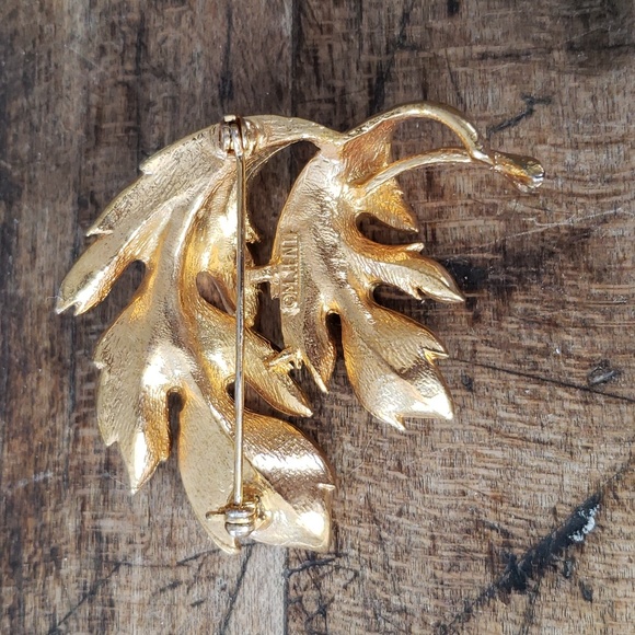 Vintage Signed M Jent Gold toned Oak Leaf Brooch Textured Large 2" - Picture 3 of 6